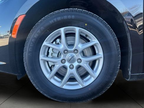 Used 2024 Chrysler Pacifica Touring-L image 7