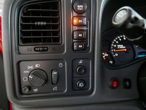 Used 2004 Chevrolet Avalanche 2500 w/ Preferred Equipment Group image 26