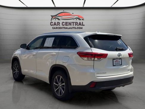 Used 2017 Toyota Highlander XLE AWD/4WD image 3