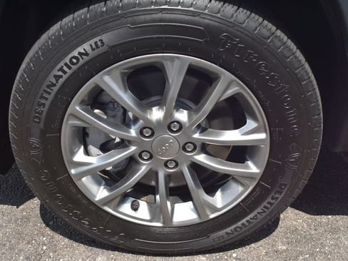 Used 2020 Jeep Cherokee Latitude Plus w/ Cold Weather Group AWD/4WD image 46