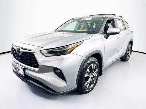 Used 2022 Toyota Highlander XLE AWD/4WD image 3