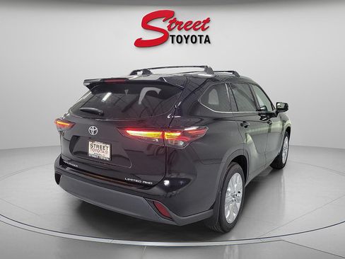 New 2026 Toyota Highlander AWD image 4