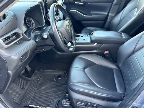 Used 2020 Toyota Highlander XLE image 6