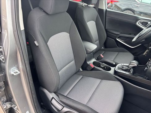 Used 2025 Kia Soul LX w/ LX Technology Package FWD image 34