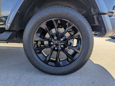 Used 2022 Jeep Wrangler Unlimited Sahara image 16