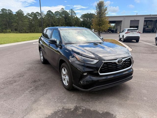 Used 2025 Toyota Highlander LE FWD image 21