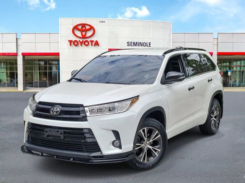 Used 2017 Toyota Highlander LE FWD image 1