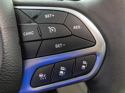 Used 2024 Chrysler Pacifica Limited FWD image 31