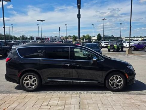 Used 2023 Chrysler Pacifica Limited FWD image 4