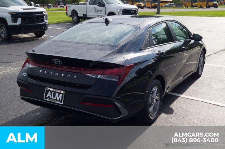 Used 2026 Hyundai Elantra SE FWD image 5