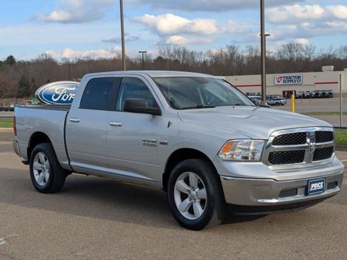 Used 2017 RAM 1500 Classic SLT AWD/4WD image 3
