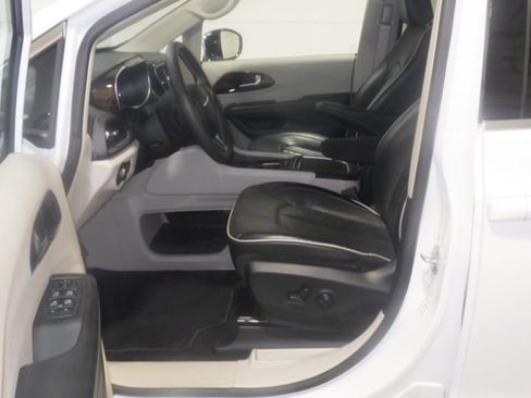 Used 2023 Chrysler Pacifica Limited FWD image 8