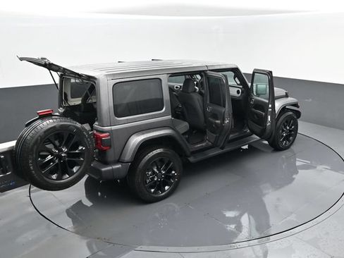 Used 2025 Jeep Wrangler Unlimited Sahara AWD/4WD image 26