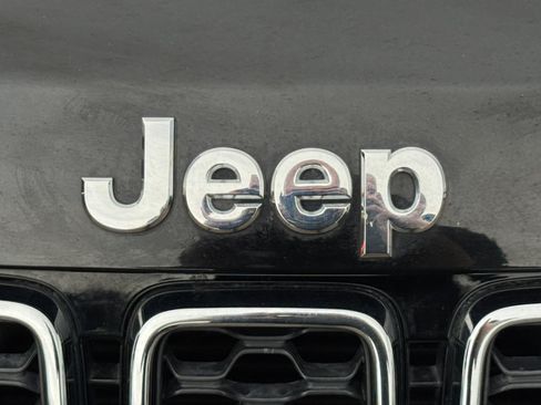 Used 2022 Jeep Grand Cherokee Laredo X AWD/4WD image 10