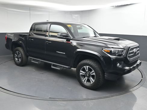 Used 2017 Toyota Tacoma TRD Sport image 6