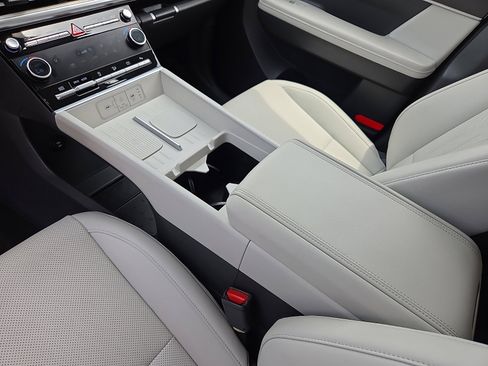 Used 2025 Hyundai Santa Fe SEL FWD image 25