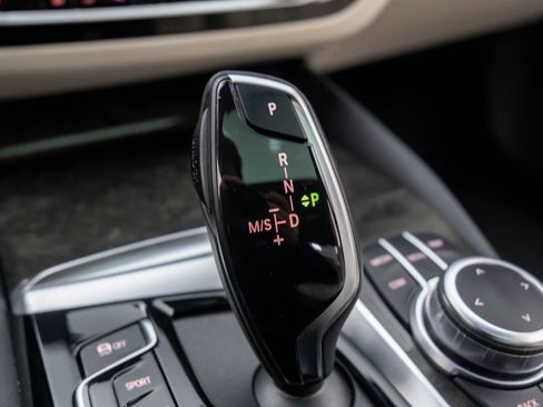 Used 2022 BMW 540i xDrive w/ Premium Package image 27