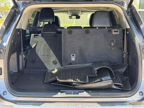 Used 2022 Toyota Highlander XLE AWD/4WD image 4