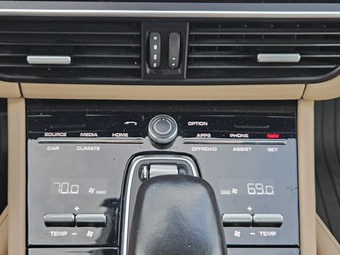 Certified 2022 Porsche Cayenne AWD/4WD image 19