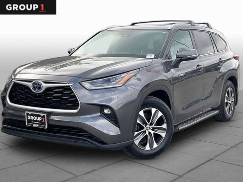 Used 2021 Toyota Highlander XLE FWD image 1