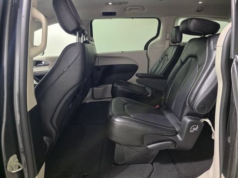 Used 2023 Chrysler Pacifica Touring-L FWD image 21