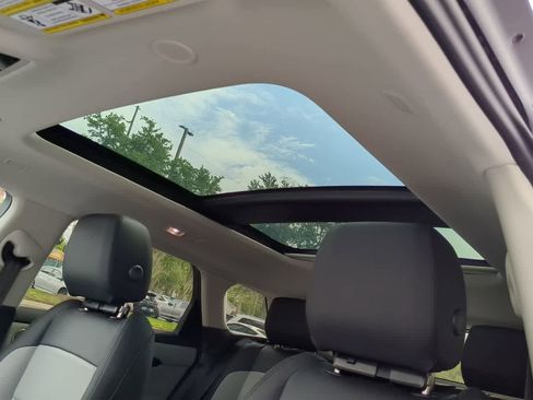 Certified 2025 Land Rover Range Rover Evoque Dynamic SE image 18