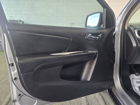 Used 2018 Dodge Journey SXT image 9