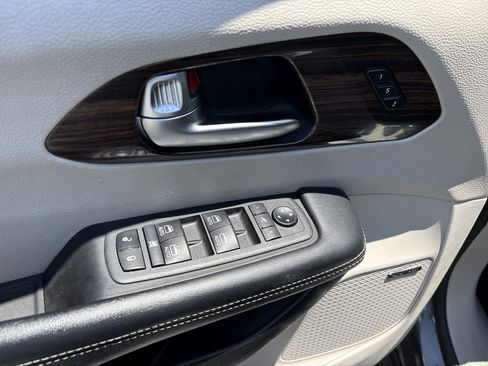 Used 2022 Chrysler Pacifica Limited FWD image 16