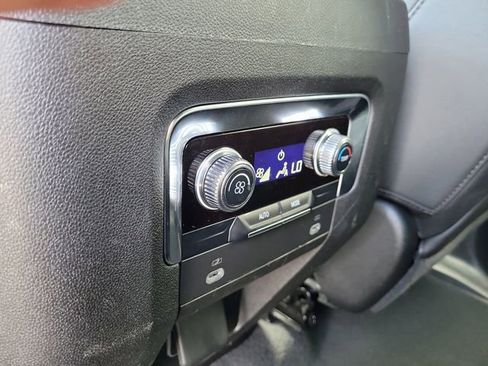 Used 2024 GMC Yukon XL SLT image 14