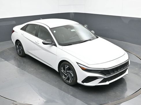 Used 2025 Hyundai Elantra Sport image 23