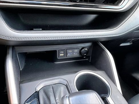 Used 2022 Toyota Highlander XLE AWD/4WD image 21