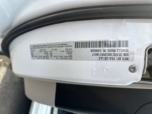 Used 2024 Chrysler Pacifica Touring-L FWD image 34