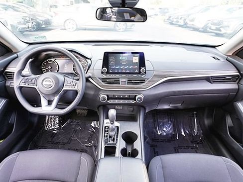 Used 2025 Nissan Altima 2.5 SV FWD image 17