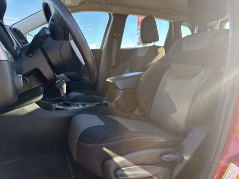 Used 2017 Jeep Cherokee Sport FWD image 11