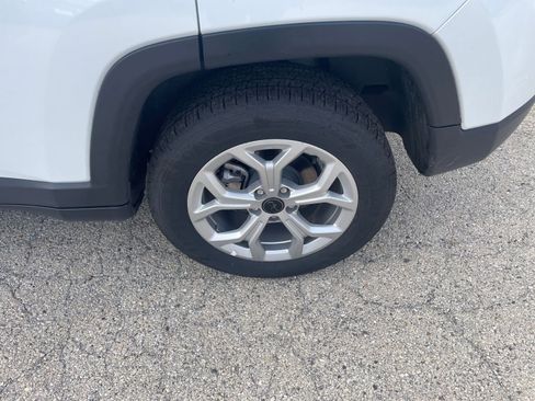 Used 2025 Jeep Compass Latitude image 30