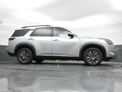 Used 2025 Nissan Pathfinder SV FWD image 42