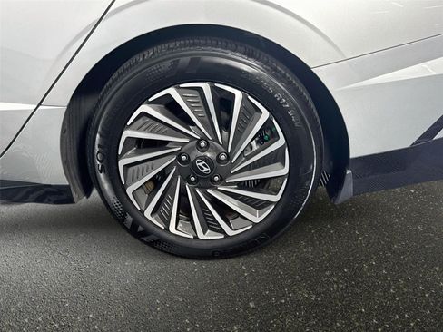 Certified 2025 Hyundai Sonata Limited FWD image 33