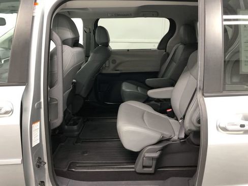 Used 2021 Toyota Sienna XLE AWD/4WD image 26