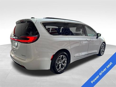 Used 2023 Chrysler Pacifica Limited FWD image 5