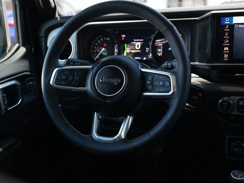 Used 2025 Jeep Wrangler Unlimited Sahara AWD/4WD image 27