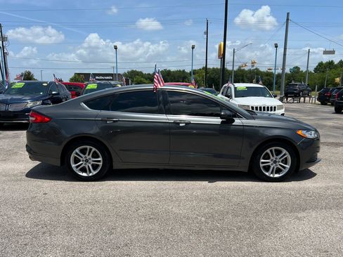 Used 2018 Ford Fusion SE w/ Fusion SE Technology Package FWD image 5