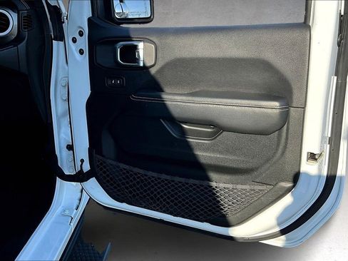 Used 2020 Jeep Wrangler Unlimited Sahara image 29