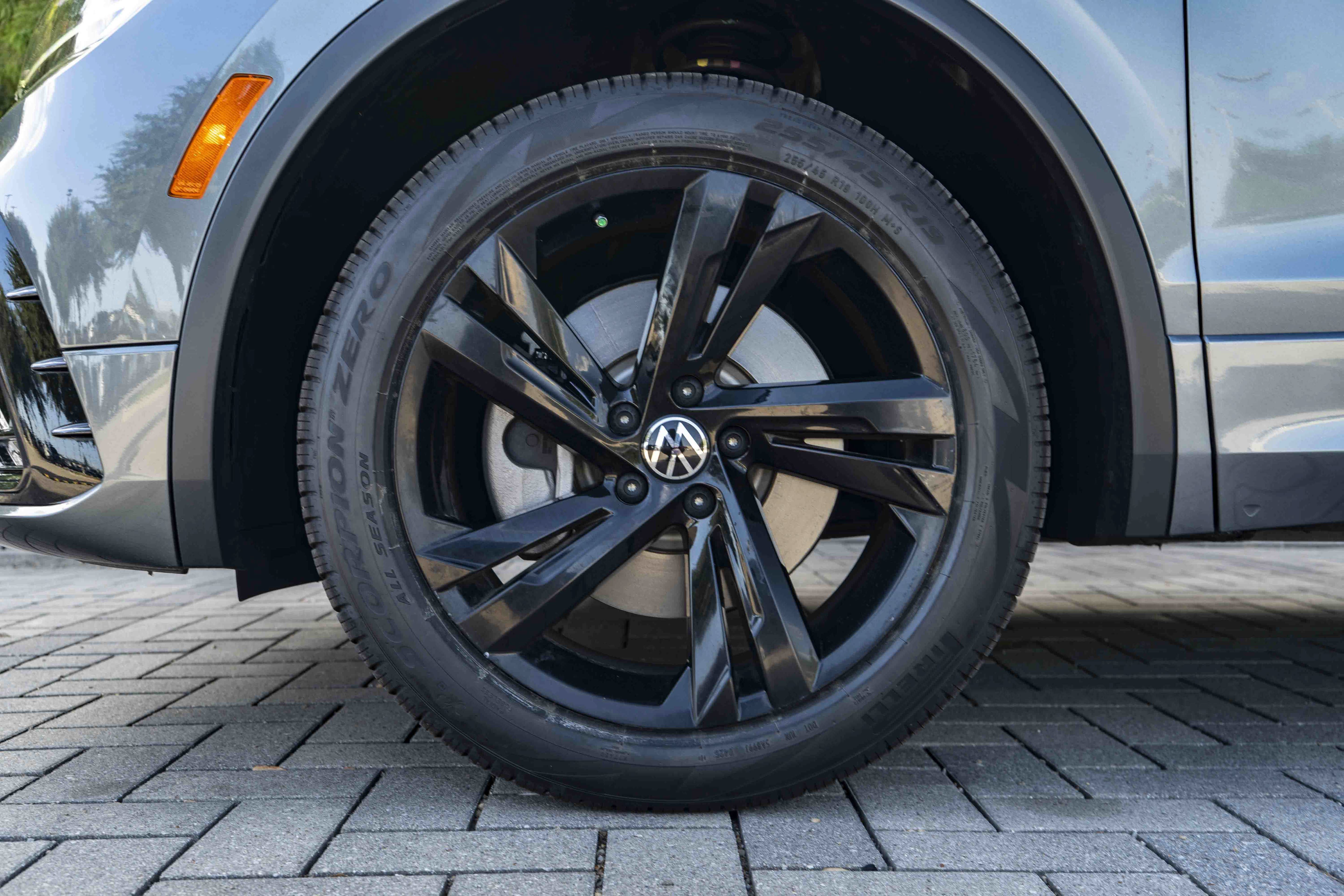 Certified 2024 Volkswagen Tiguan SE R-Line AWD/4WD image 13