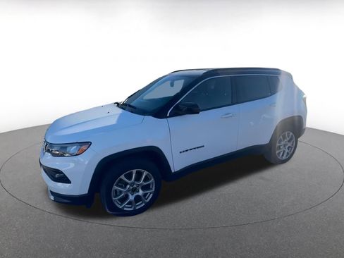 Used 2025 Jeep Compass Limited image 8