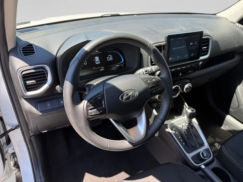 Used 2025 Hyundai Venue SEL FWD image 11