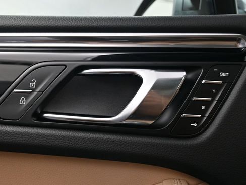 Certified 2026 Porsche Macan AWD/4WD image 18