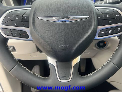 Used 2024 Chrysler Pacifica Touring-L FWD image 12