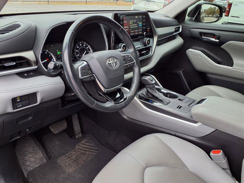 Used 2021 Toyota Highlander XLE image 8