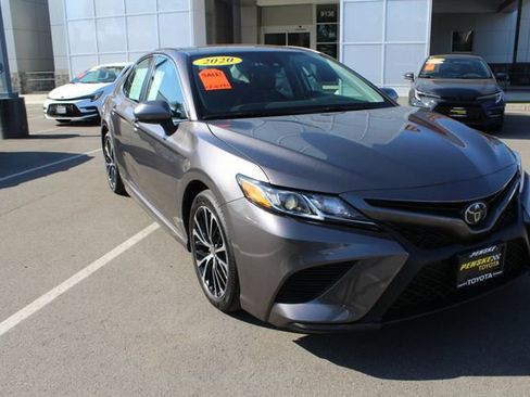 Used 2020 Toyota Camry SE FWD image 2