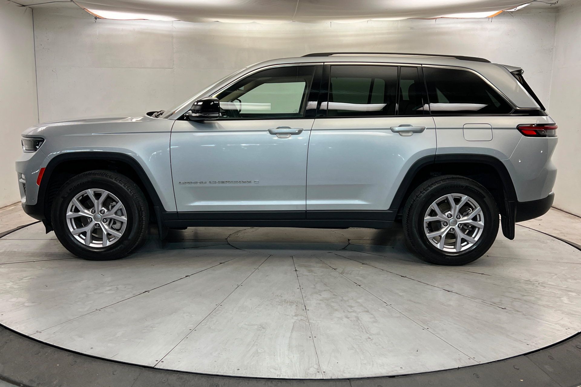 Used 2022 Jeep Grand Cherokee Limited w/ Luxury Tech Group II AWD/4WD image 2